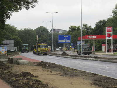 907342 Afbeelding van de asfalteringswerkzaamheden op de Biltse Rading te Utrecht, ter hoogte van het benzinestation ...